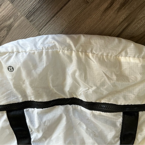 White lululemon bag black zipper - Picture 4 of 4